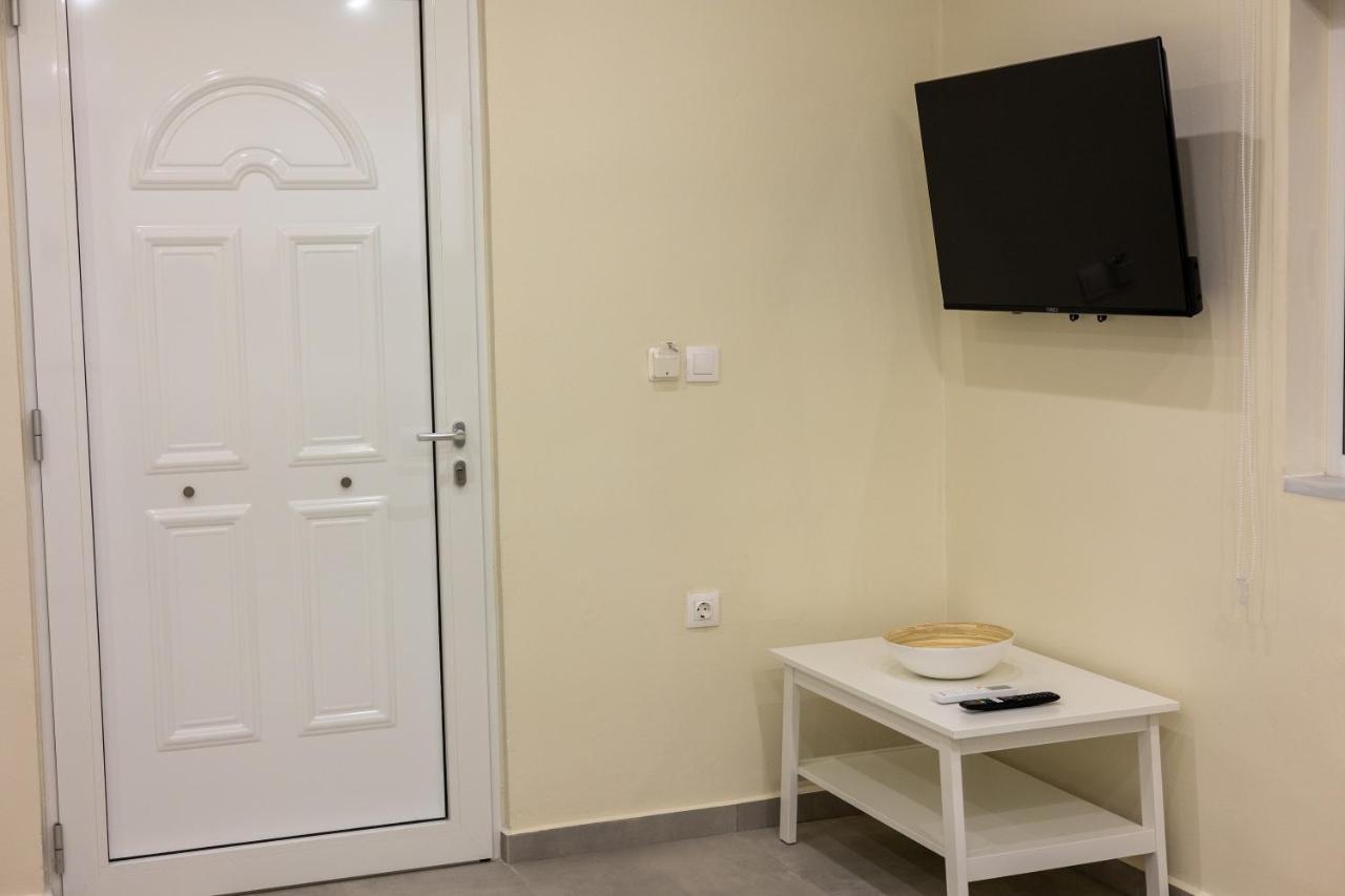 Adriana Apartment Agia Marina Екстериор снимка